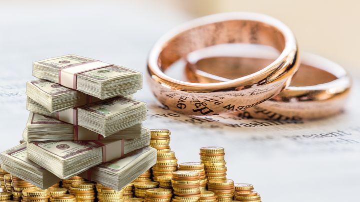 宝くじで大金が当たると、独身男性は結婚に、既婚女性は離婚に近づく