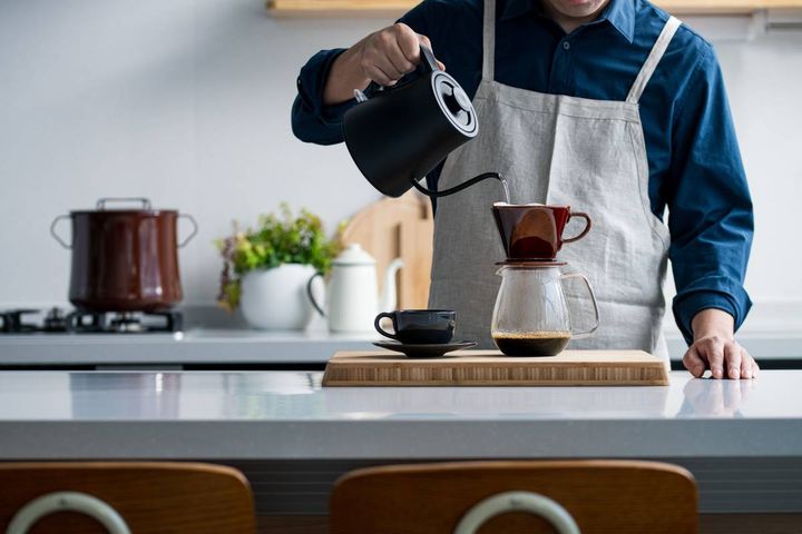 コーヒーを淹れる人