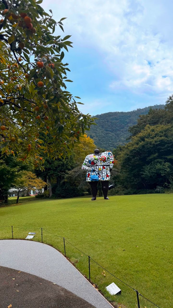 10月初め。左に柿の木があります：作品：｢ミス・ブラック・パワー」