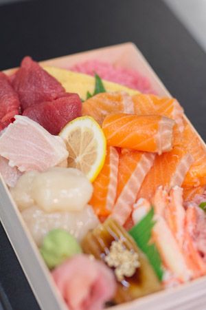 仕入れミスから生まれた特別価格の「やっちまった弁当」最新作は“山盛り唐揚げ海苔弁”！マイニチミヤビの名物企画5日間限定開催