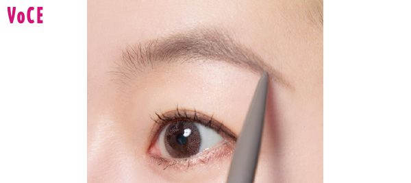 眉尻は極細ペンシルでシャープに流す