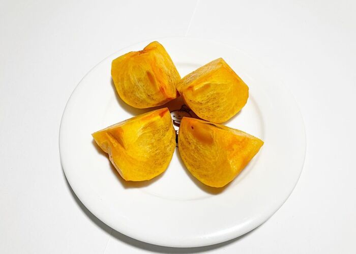 柿はヘタを取らずにまるごと切るのが正解！「柿の皮むくのめんどう…」と思っている人必見です♪
