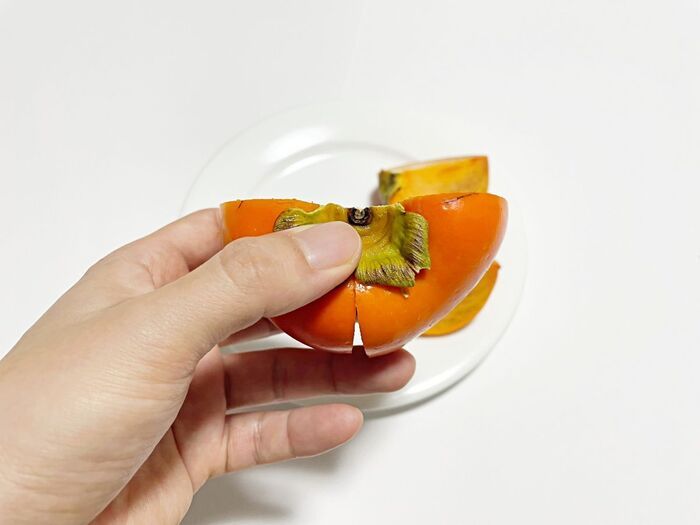 柿はヘタを取らずにまるごと切るのが正解！「柿の皮むくのめんどう…」と思っている人必見です♪