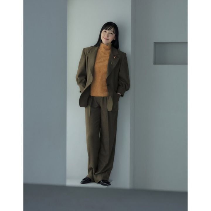 麻生久美子さんが着こなすロロピアーナのスーツ