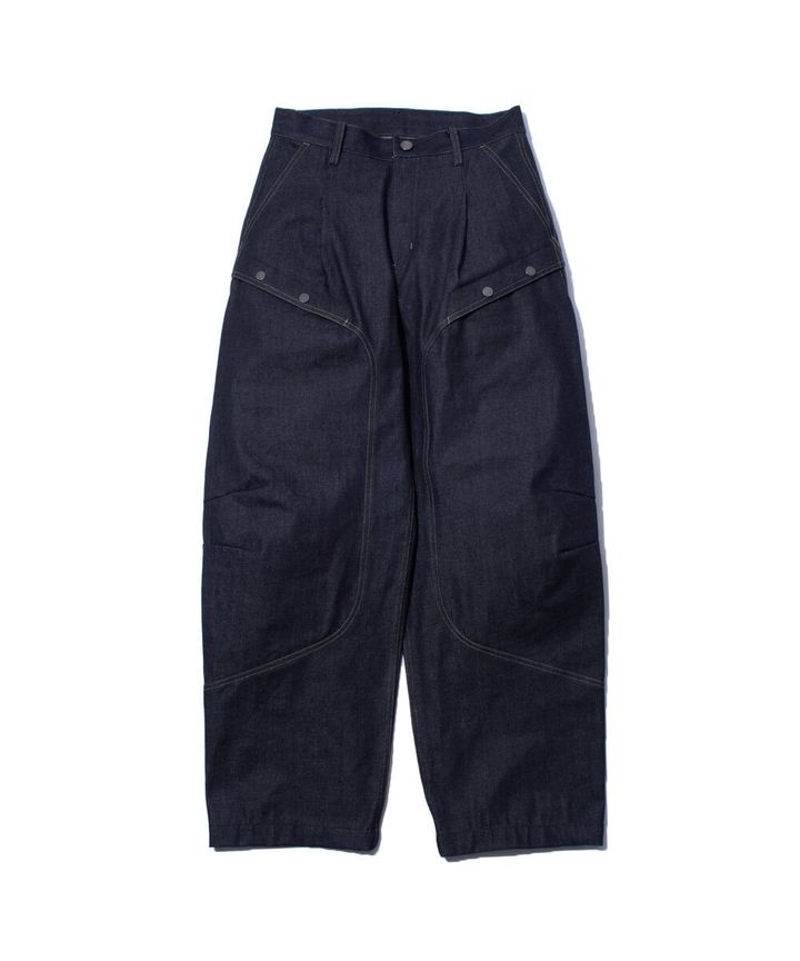 「UTILITY DESIGN WORK PANTS」に、別注CORDURA®デニムを使用。ワークウェアらしいタフさとクリーンな表情を併せ持つ一本となっている。