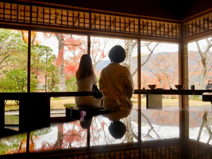 箱根美術館のテーブルに映る紅葉