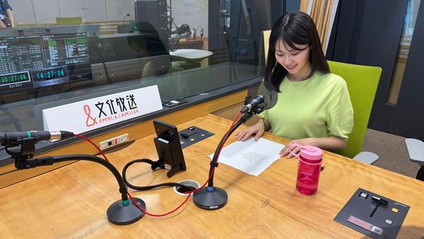 「浜松町無料巡回バス」の試験運行で、文化放送の前田恵里花アナウンサーが町の歴史や魅力を紹介する音声案内を実施
