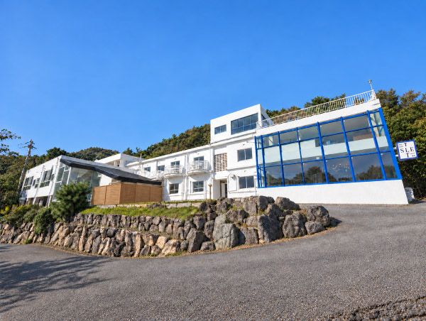 瀬戸内の多島美の絶景を一望。全10室オーシャンビュー＆半露天風呂付きの隠れ家「hotel ISLET setouchi」で贅沢な滞在