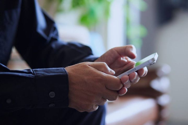 スマホを見る男性