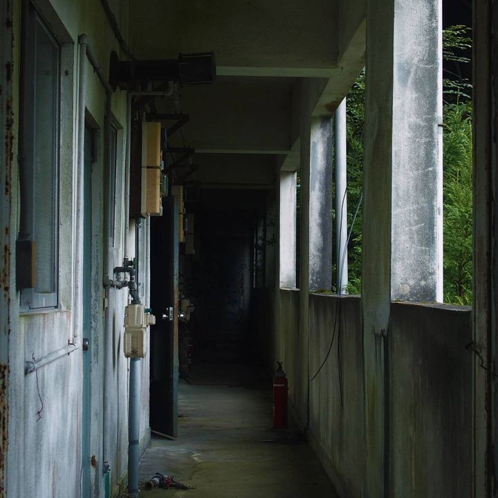 老朽化した集合住宅の薄暗い廊下