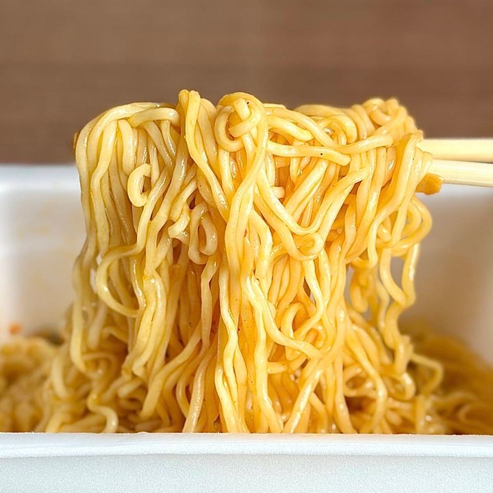 まるか食品の「ペヤング パエリア風やきそば」の麺をお箸で掴む様子