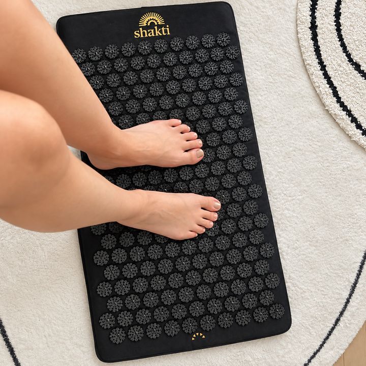 シャクティマットに脚を乗せている画像