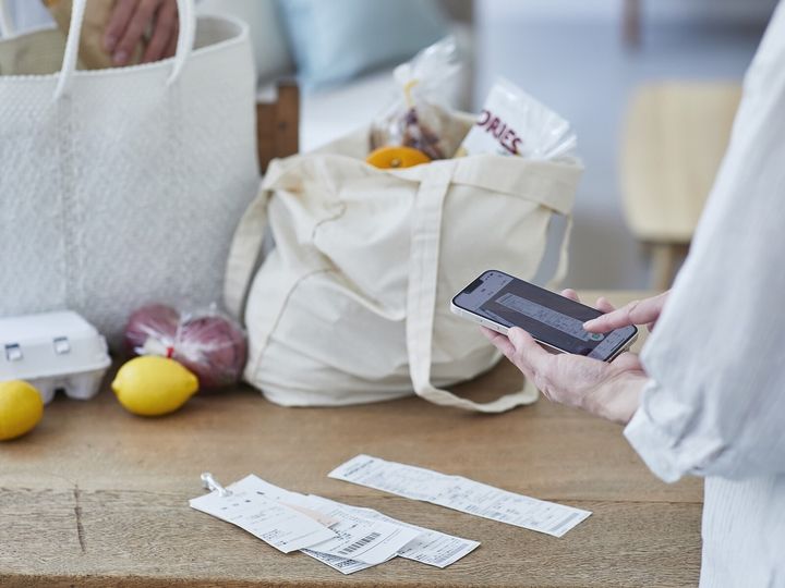 あらゆるモノが値上げラッシュとなった10月。このタイミングで見直したい家計のポイントがあります。食費、通信費、サブスク、保険や光熱費など、あらゆる角度から無理なく削り、節約生活を送るポイントをご紹介します。