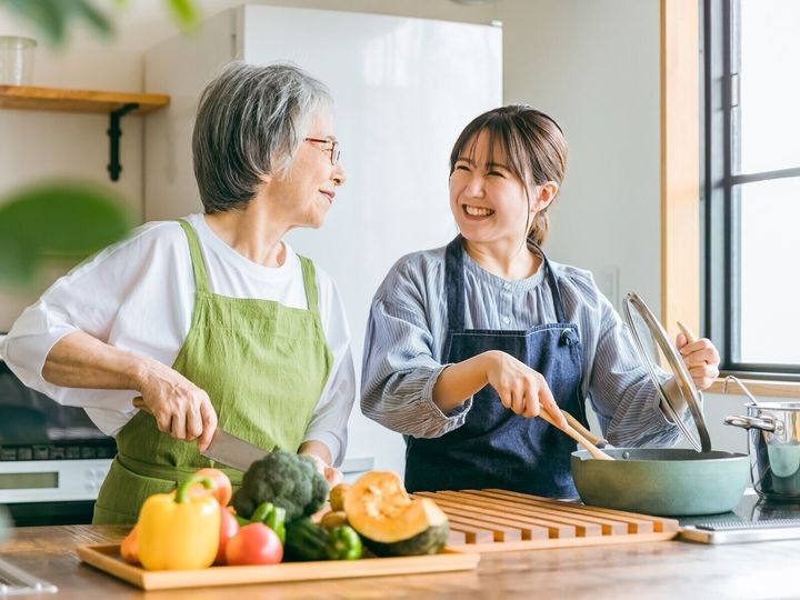 義両親との関係に悩む人は少なくないが、実の親との関係に苦しむ人もいる。54歳のマヒルさんは、自分を支えてくれた義母に心から感謝する一方、実母との関係には不満を募らせてきた。血のつながりだけでは割り切れない、2人の母との関係とは。※画像：PIXTA