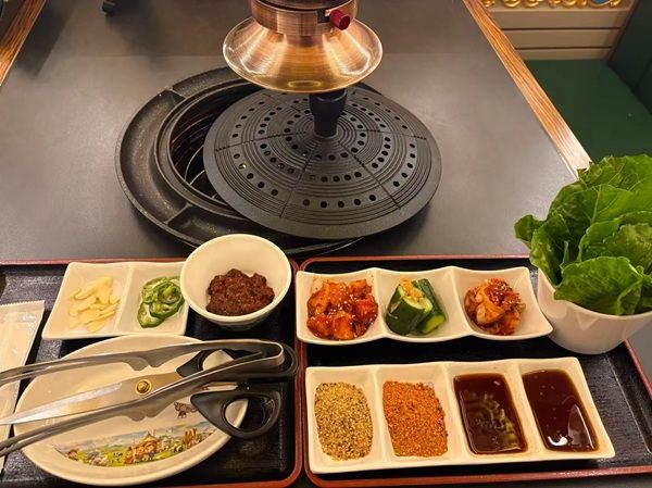 モンゴルの人気店「鉄帽焼肉」が日本初進出！東京・池袋から、特製プレートで焼く羊肉料理を中心にモンゴルの食文化を発信