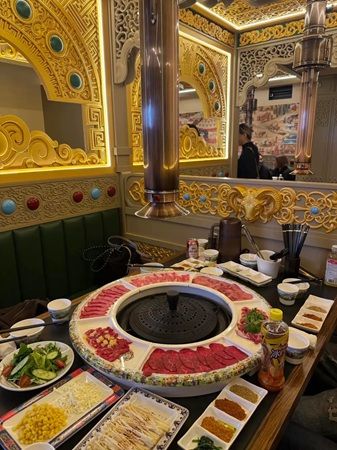 モンゴルの人気店「鉄帽焼肉」が日本初進出！東京・池袋から、特製プレートで焼く羊肉料理を中心にモンゴルの食文化を発信