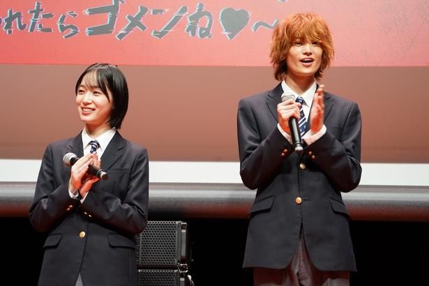 【写真を見る】映画『呪いのスマホ』(11月13日公開)の体験型イベントで撮影シーンを振り返り笑顔を見せる早瀬憩、窪塚愛流
