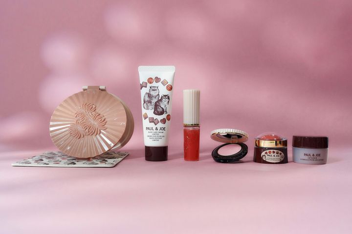 ポール ＆ ジョー ビューティー ミラー V 専用ポーチ付き ¥3,080、ポール ＆ ジョー ハンドケアクリーム リミテッド 40g ¥1,980、ポール ＆ ジョー リップ プランパー 8g ¥3,300、ポール ＆ ジョー アイカラー トッパー 2g ¥ 3,300、ポール ＆ ジョー リップ ＆ ブラッシュ ボール 13g ¥3,300、ポール ＆ ジョー リップ スクラブ 14g ¥2,750（以上ポール ＆ ジョー ボーテ）※12月1日限定発売