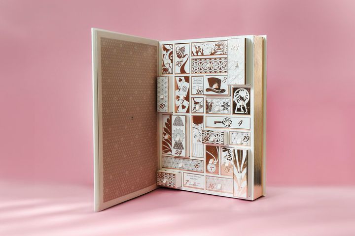 コスメデコルテ アドベントカレンダー 2026 ¥63,800（コスメデコルテ）※10月28日限定発売＜セット内容＞ AQ ミリオリティ ザ クリーム デコラシオン 3.5g、AQ ミリオリティ リペア エマルジョン n 75mL、AQ ミリオリティ リペア ローション n 75mL、AQ ミリオリティ リペア クレンジングクリーム n 30g、AQ ラディアンス ウォータリー ジェル クレンジング 30g、AQ ラディアンス エアリー クリームウォッシュ 30g、AQ 毛穴美容液オイル 15mL、AQ アブソリュート エマルジョン マイクロラディアンス Ⅱ 35mL、AQ アブソリュート ローション ハイドロインフューズ Ⅱ 35mL、AQ アブソリュート バームクリーム エラスティック 15g、リポソーム アドバンスト リペアセラム 12mL、リポソーム アドバンスト リペアクリーム 20g、リポソーム アドバンスト リペアリップセラム 7g、リポソーム アドバンスト リペアアイセラム 8mL、ユース パワー エッセンス ローション 30mL、薬用 マイクロバーム ローション［医薬部外品］ 30mL、イドラクラリティ 薬用 ブライトニング トリートメント ソフナー［医薬部外品］ 30mL、イドラクラリティ 薬用 ブライトニング エッセンス ウォーター［医薬部外品］ 30mL、イドラクラリティ 薬用 ブライトニング クリーム［医薬部外品］ 15g、フェイシャル ピュア コットン 3枚入り×4、ルース パウダー 101、ルージュデコルテ クリームグロウ 02G、アイグロウジェム スキンシャドウ 12G、AQ オードパルファン 5mL、キモノ ユイ オードトワレ 5mL、キモノ ユイ パフュームド ハンドクリーム 20g
