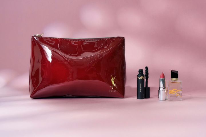 YSL ノエル ギフトセット ¥10,450（イヴ・サンローラン・ボーテ）※11月13日数量限定発売＜セット内容＞ リブレ オーデパルファム 7.5mL、MINI YSL ラブシャイン リップスティック 44、 MINI ラッシュ クラッシュ、フェミニン ホリデー ポーチ