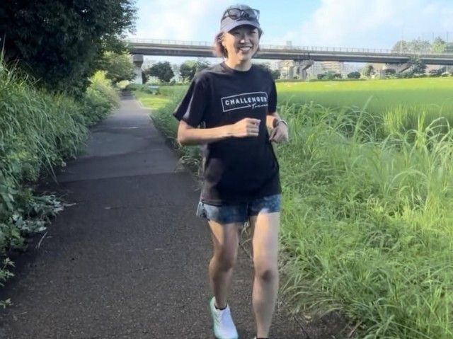 ランニングをする女性