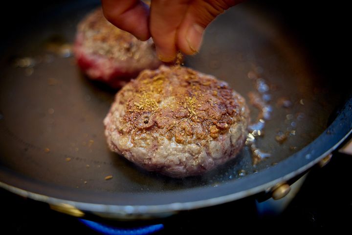肉を焼く