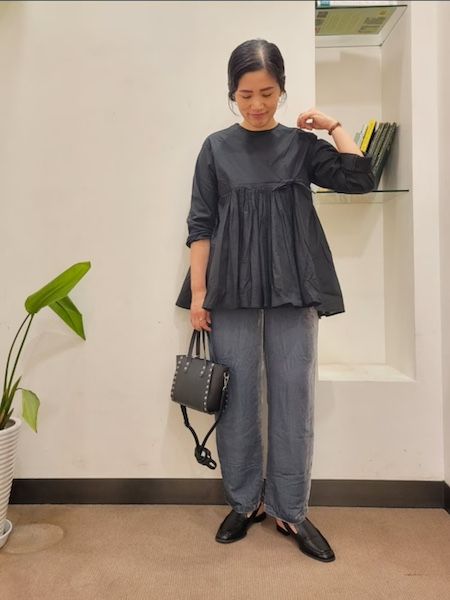 黒のカシュクールブラウスの着こなし例