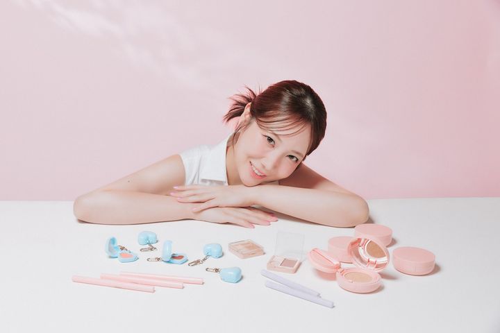 サラと、fasmyのクッションファンデーションやリップ＆チークなどのコラボ商品