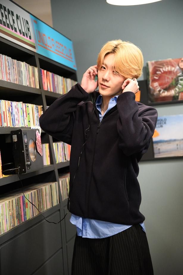 「CDショップ」をイメージしたフォトブース。モデル：神谷 駿さん(@tx_7hk) 撮影：ソムタム田井