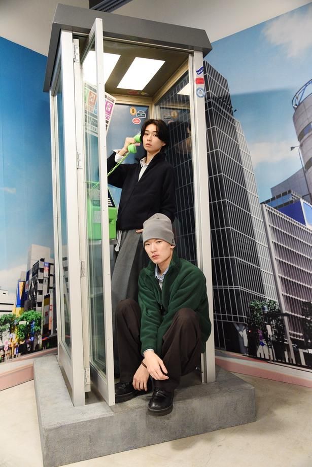 「電話BOX」をイメージしたフォトブース。モデル：本橋輝翔さん(@_lx.raity)、EISUKEさん(@a_suke318) 撮影：ソムタム田井