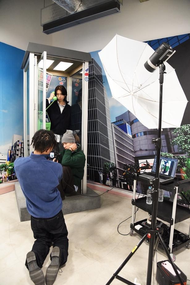 「電話BOX」をイメージしたフォトブース。モデル：本橋輝翔さん(@_lx.raity)、EISUKEさん(@a_suke318) 撮影：ソムタム田井
