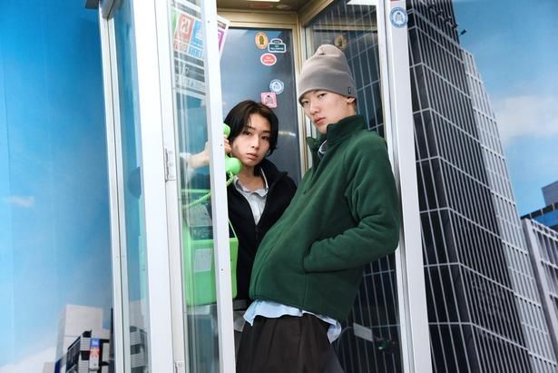 「電話BOX」をイメージしたフォトブース。モデル：本橋輝翔さん(@_lx.raity)、EISUKEさん(@a_suke318) 撮影：ソムタム田井