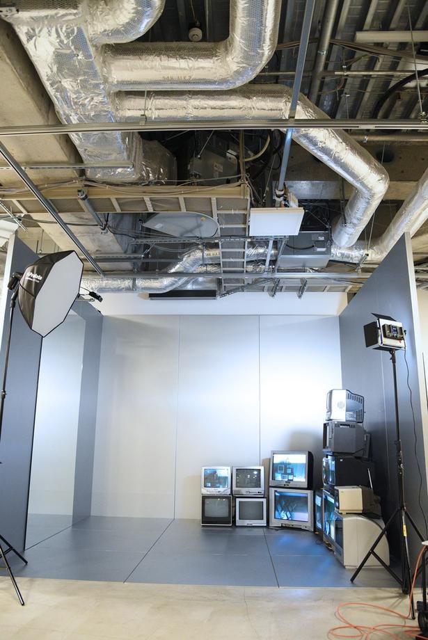 ブラウン管テレビを積み重ねた「無機質空間」 撮影：ソムタム田井