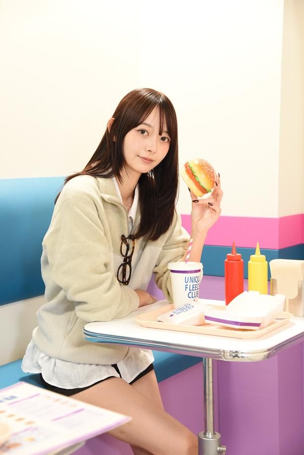「ファストフード店」をイメージしたフォトブース。モデル：平野紗衣さん(@2lsev_) 撮影：ソムタム田井
