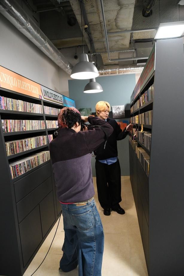 「CDショップ」をイメージしたフォトブース。モデル：神谷 駿さん(@tx_7hk) 撮影：ソムタム田井