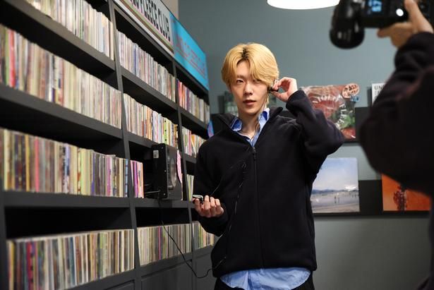 「CDショップ」をイメージしたフォトブース。モデル：神谷 駿さん(@tx_7hk) 撮影：ソムタム田井