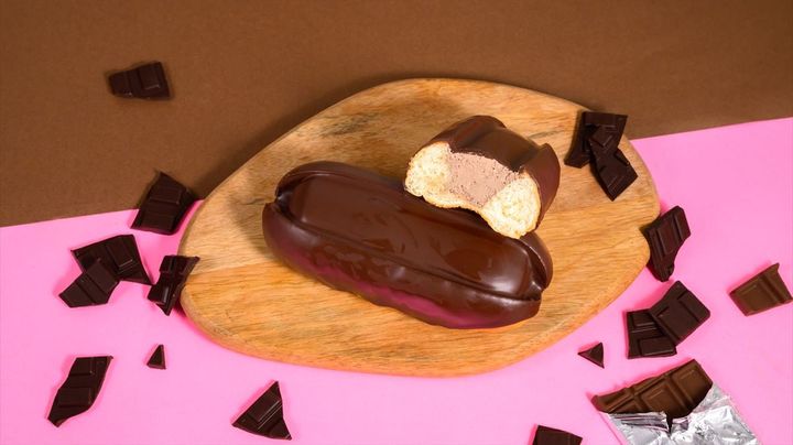 「本気のチョコ生コッペパン（たっぷりチョコホイップ）」のキービジュアル
