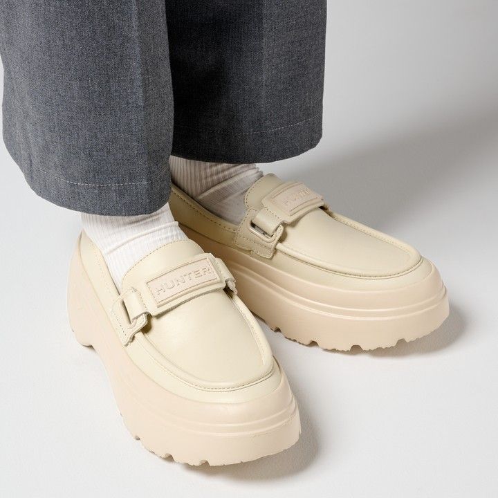 「ハンター」の「リファインド エクスプローラー フラットフォーム ローファー」 着用画像 
