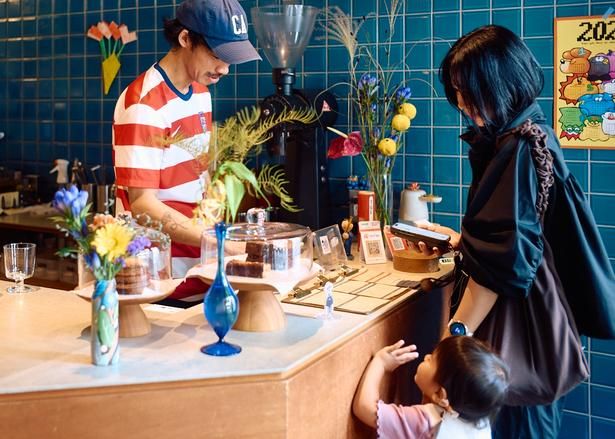 カウンター越しに、自然と会話が生まれていく