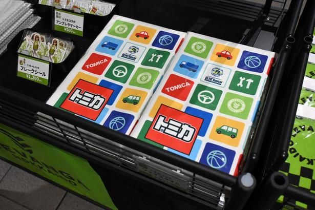 スペシャルデー限定販売の「トミカコラボ フェイスタオル」(2750円) (C)TOMY