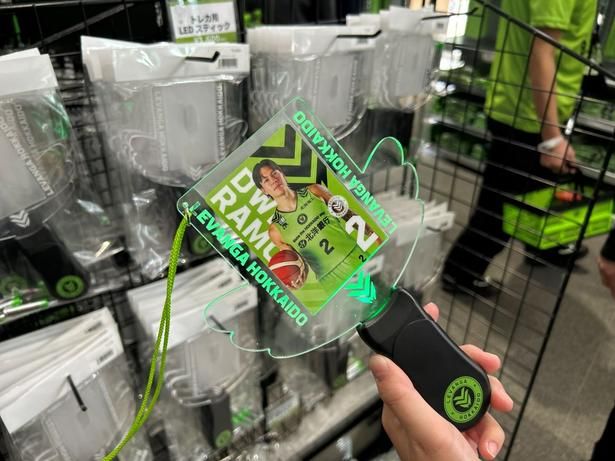 レバンガカラーに光るスティックに、お気に入りの選手のトレカを入れる応援グッズ「トレカ用LEDスティック」(1600円)