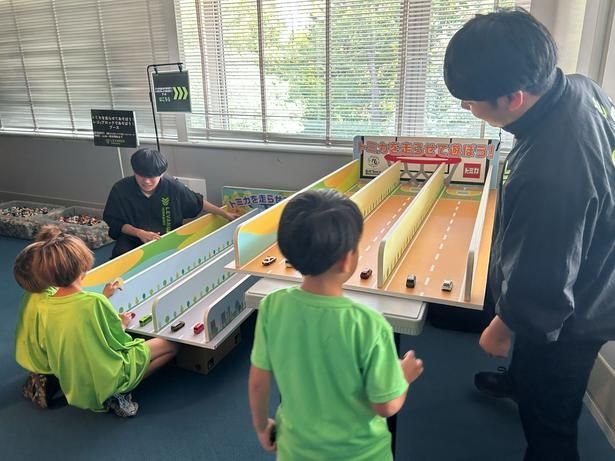 「トミカを走らせてあそぼう！」ブース (C)TOMY