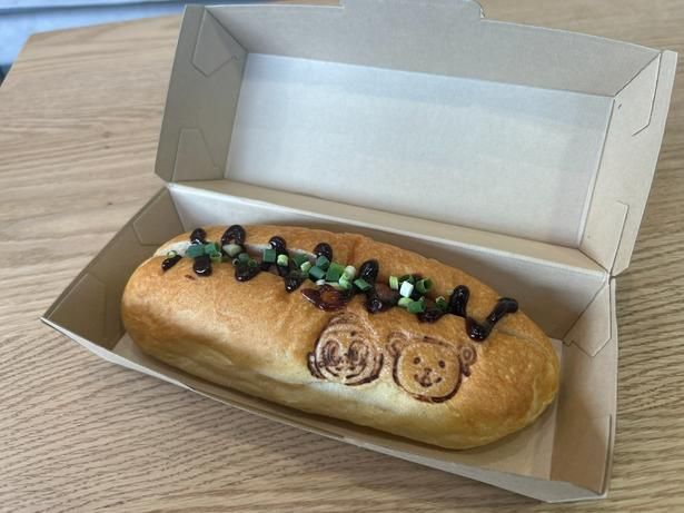 牛タンのソーセージの上に仙台味噌のソースをかけた「牛たんソーセージドッグ」(1000円)