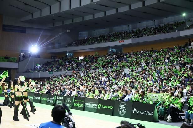 レバンガカラー一色に染まった会場 (C)B.LEAGUE