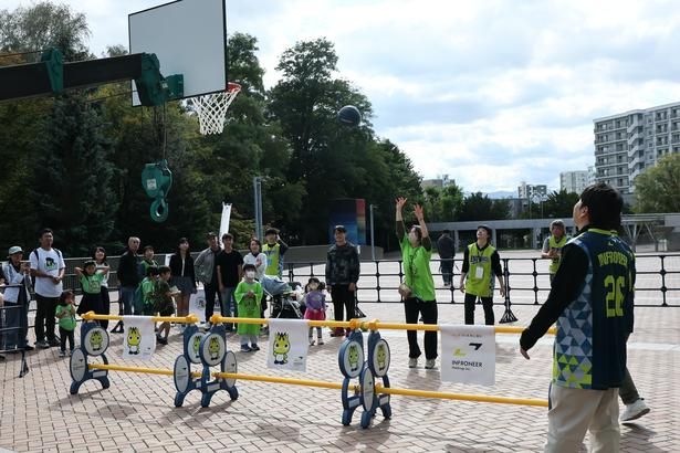 【写真】インフロニアかにクレーンバスケブースでは、親子そろって楽しむ姿も (C)B.LEAGUE