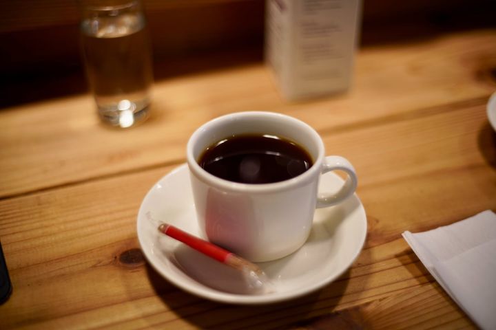カフェで席を横取りされた際、自力で取り戻すのは違法？（画像はイメージ）