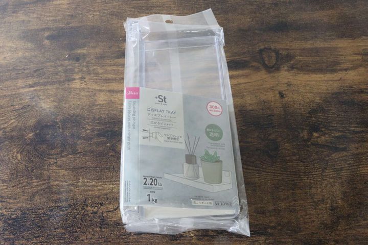 透明なプラスチック製のディスプレイトレーがパッケージに入った状態