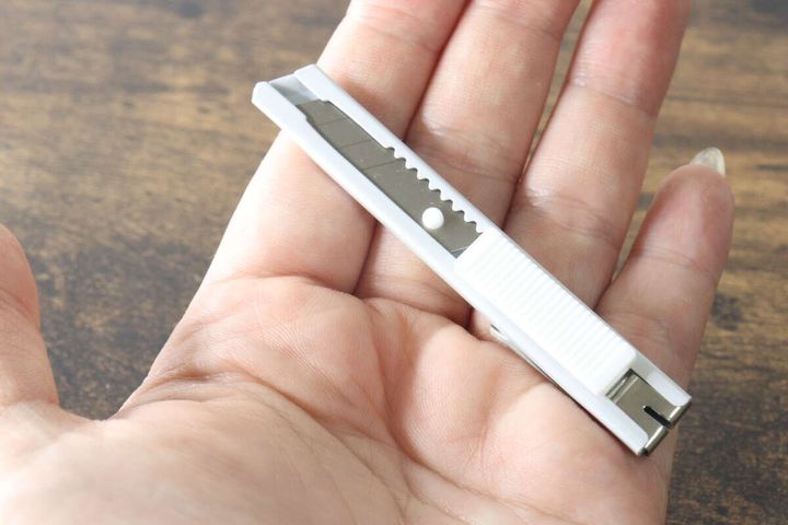 手のひらにすっぽりと収まっているミニカッターの様子