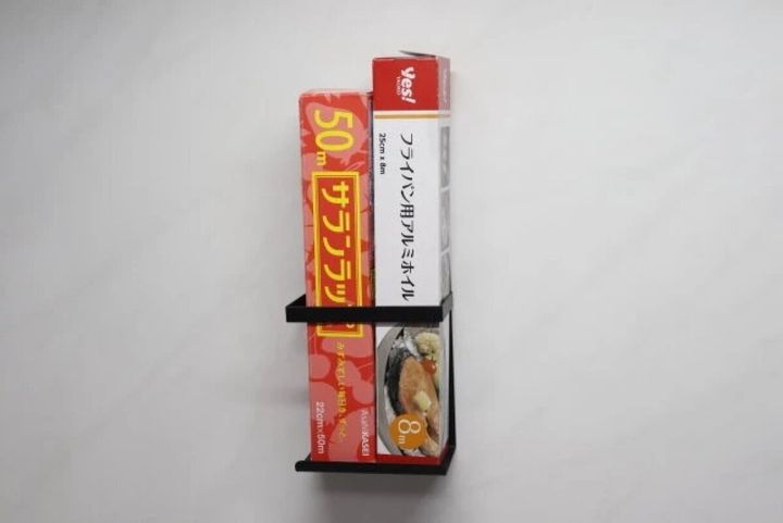 黒いラップホルダーにラップとアルミホイルの箱を2本収納している様子
