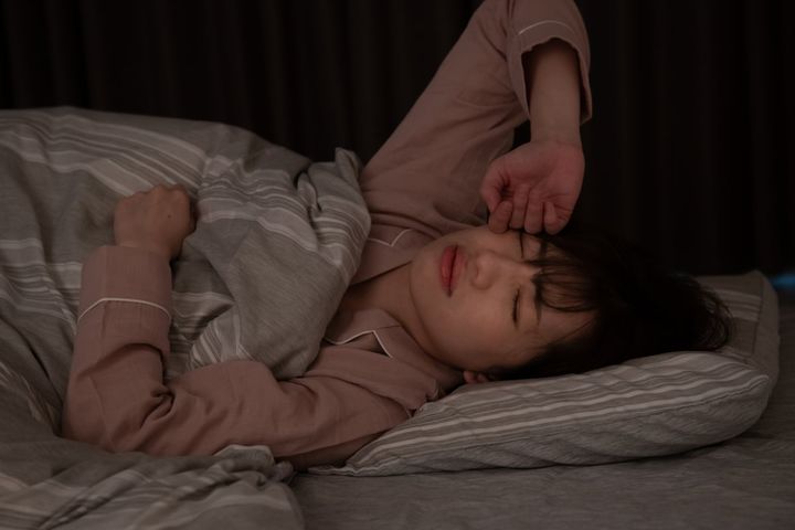夜中に目が覚めるのは夕食が原因？（画像はイメージ）